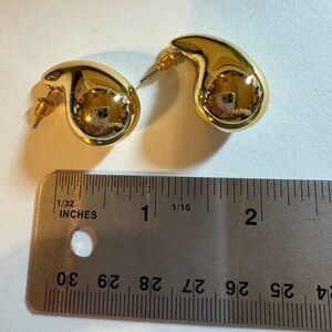 Women’s NWOT Gold colored teardrop post back earrings. Very light and shiny.